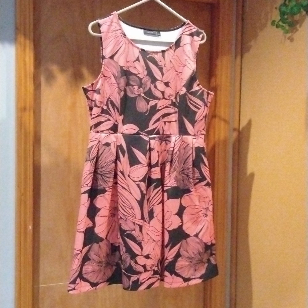 𝅺apartment 9 above the knee dress size extra large. Black and pink